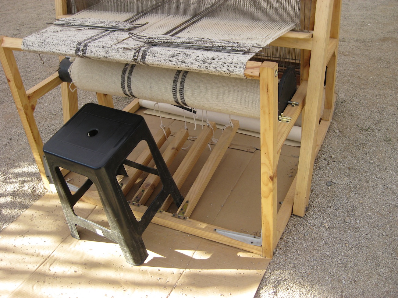 Foot-treadle floor loom for weaving