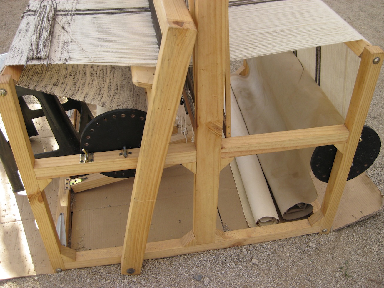 Foot-treadle floor loom for weaving