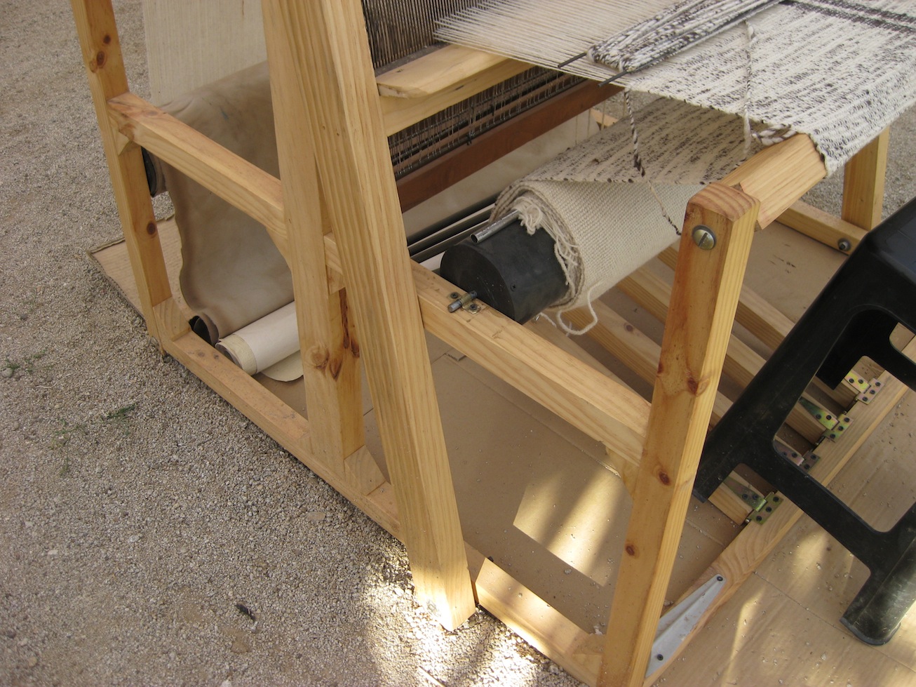 Foot-treadle floor loom for weaving